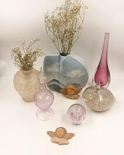 Verreries roses et chérubins