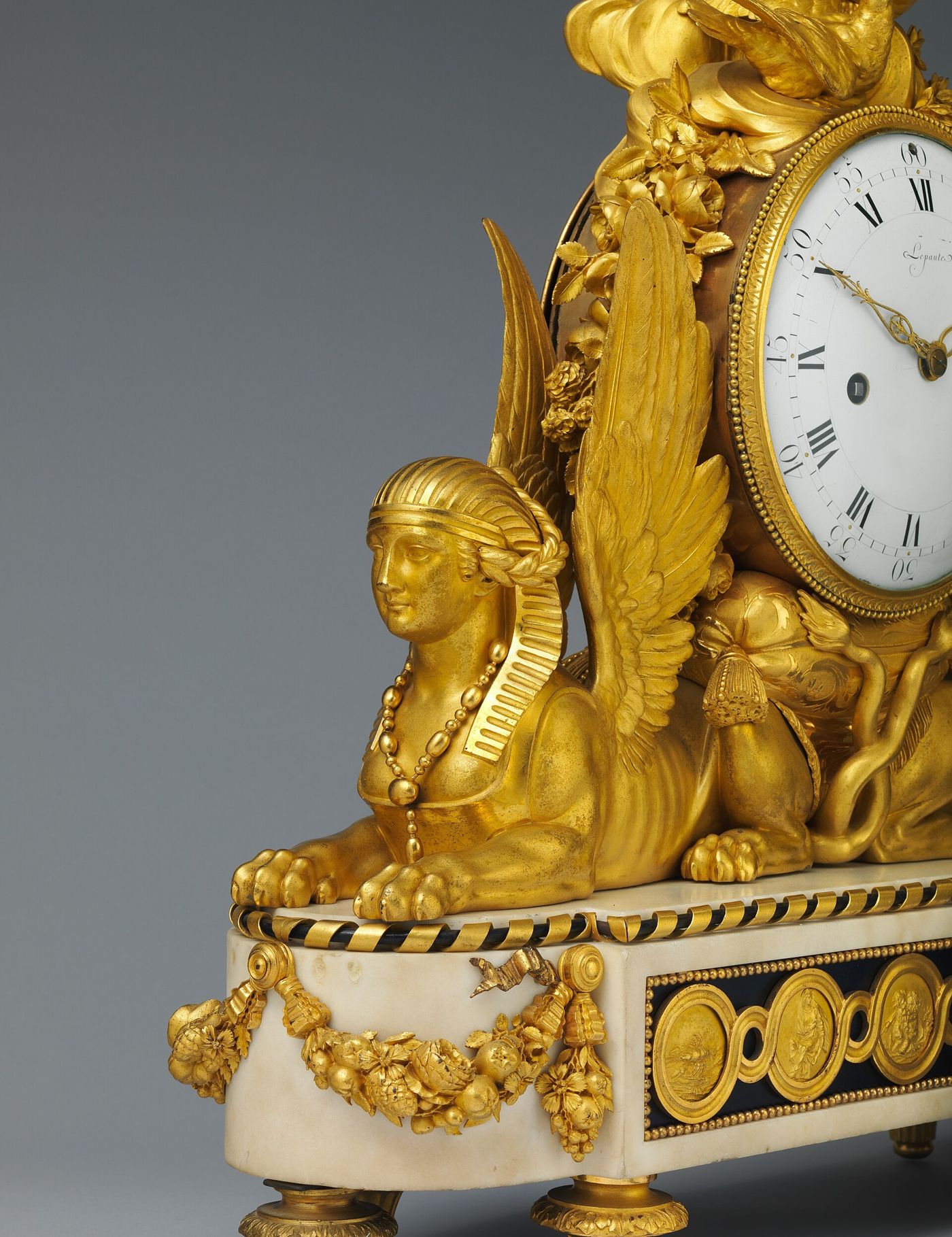 Détail d’une pendule en bronze doré